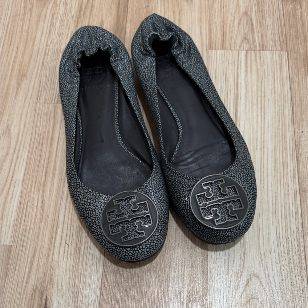 Tory Burch Riva Ballet Flats Women’s Size 9 Gray Pebbled Leather Logo Medallion